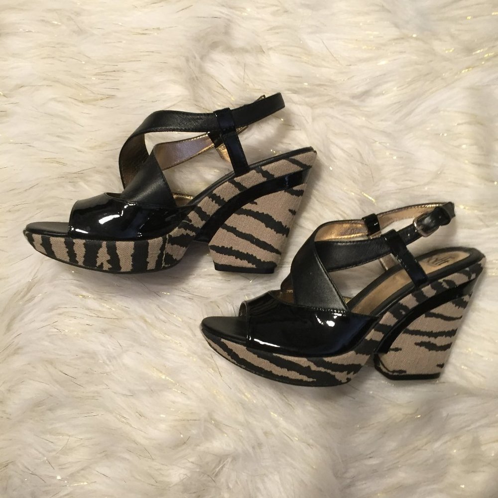 Sofft black patent leather upper with animal print